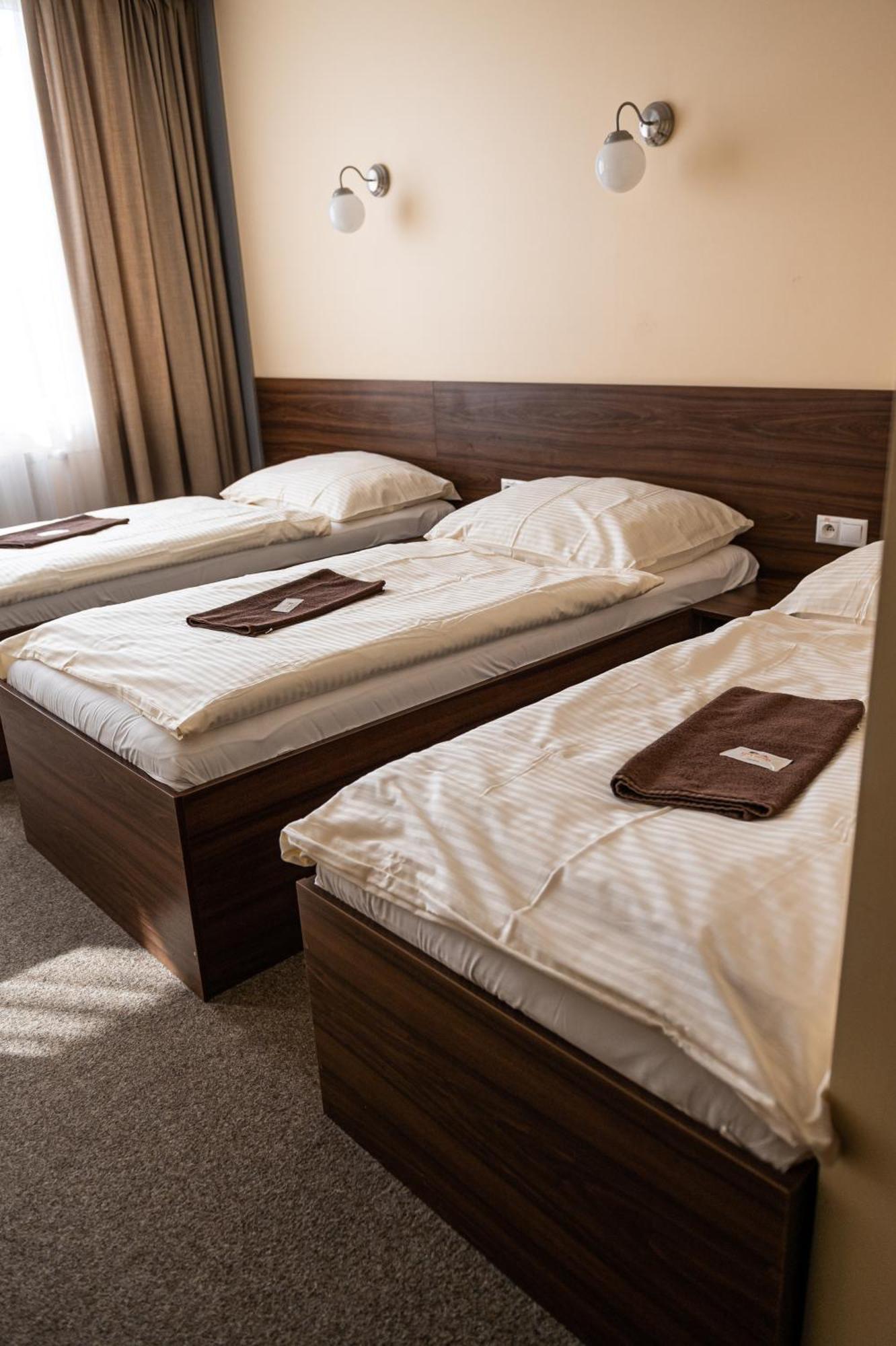 City Hotel B&B, Reception 24 7, 800M Od-From R1, Free Parking Банська Бистриця Екстер'єр фото