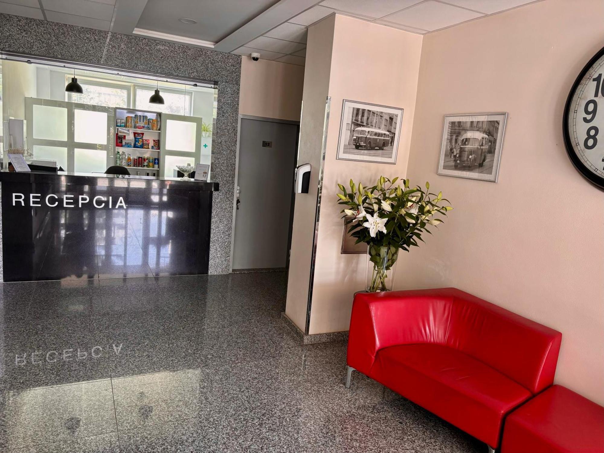 City Hotel B&B, Reception 24 7, 800M Od-From R1, Free Parking Банська Бистриця Екстер'єр фото