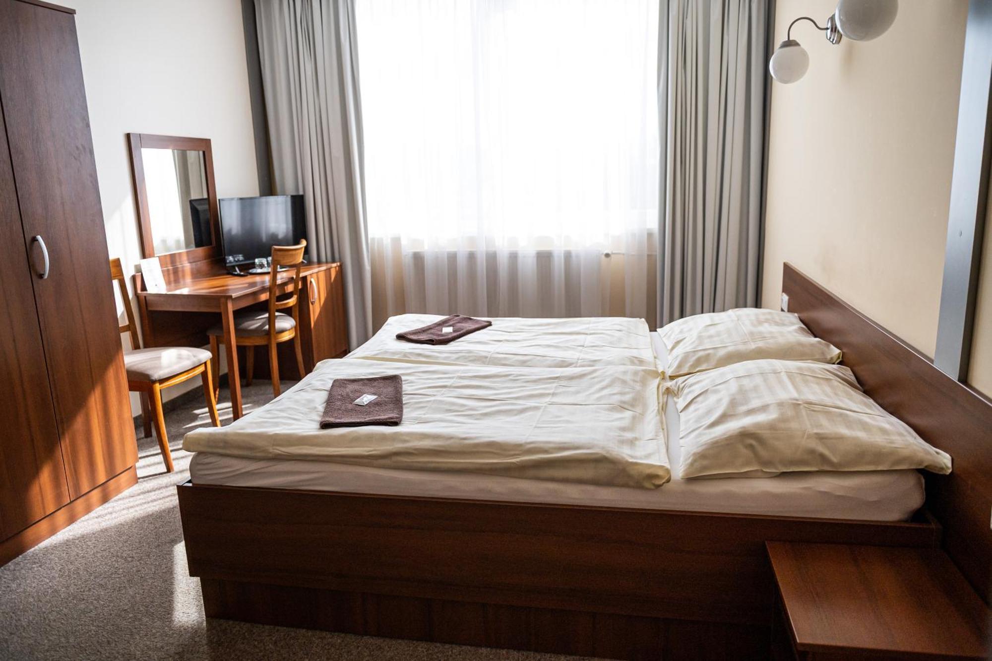 City Hotel B&B, Reception 24 7, 800M Od-From R1, Free Parking Банська Бистриця Екстер'єр фото