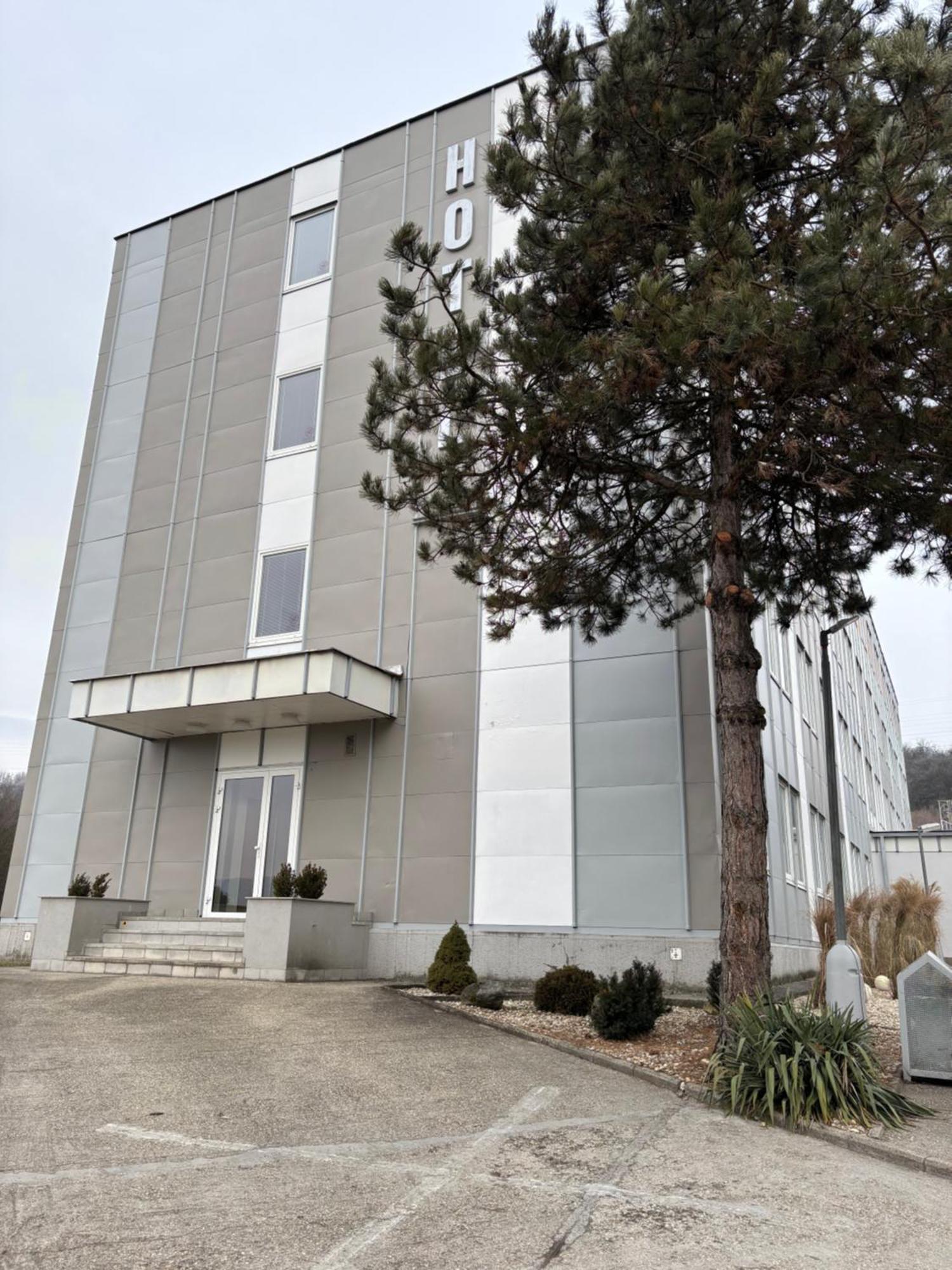 City Hotel B&B, Reception 24 7, 800M Od-From R1, Free Parking Банська Бистриця Екстер'єр фото