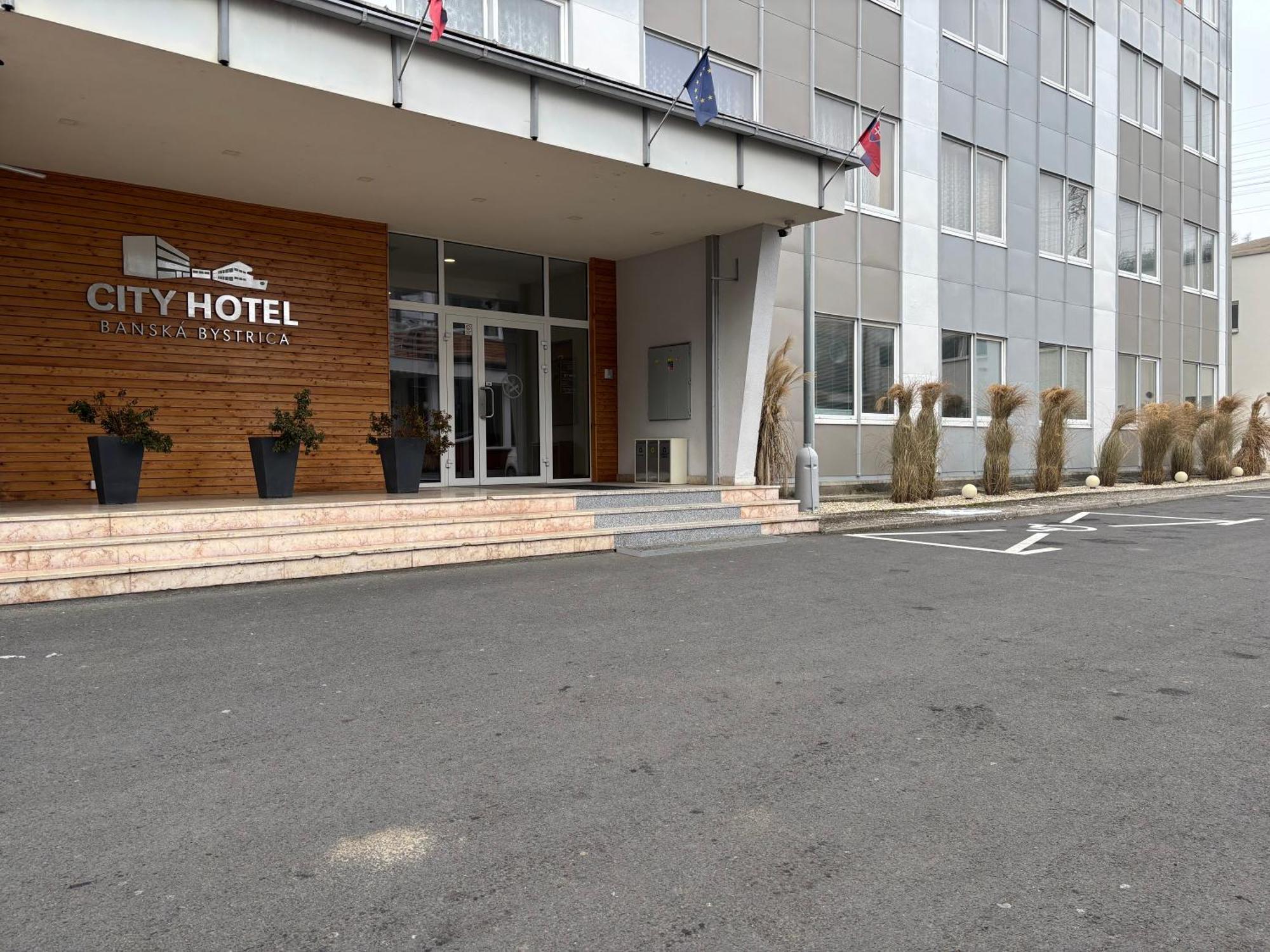 City Hotel B&B, Reception 24 7, 800M Od-From R1, Free Parking Банська Бистриця Екстер'єр фото