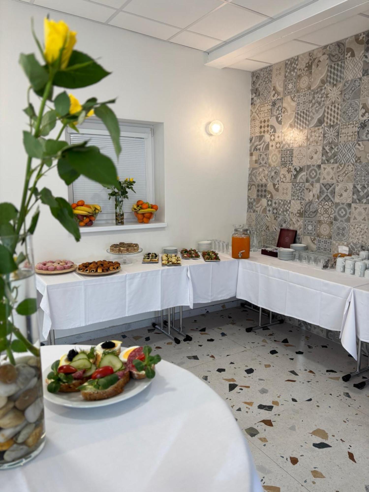 City Hotel B&B, Reception 24 7, 800M Od-From R1, Free Parking Банська Бистриця Екстер'єр фото
