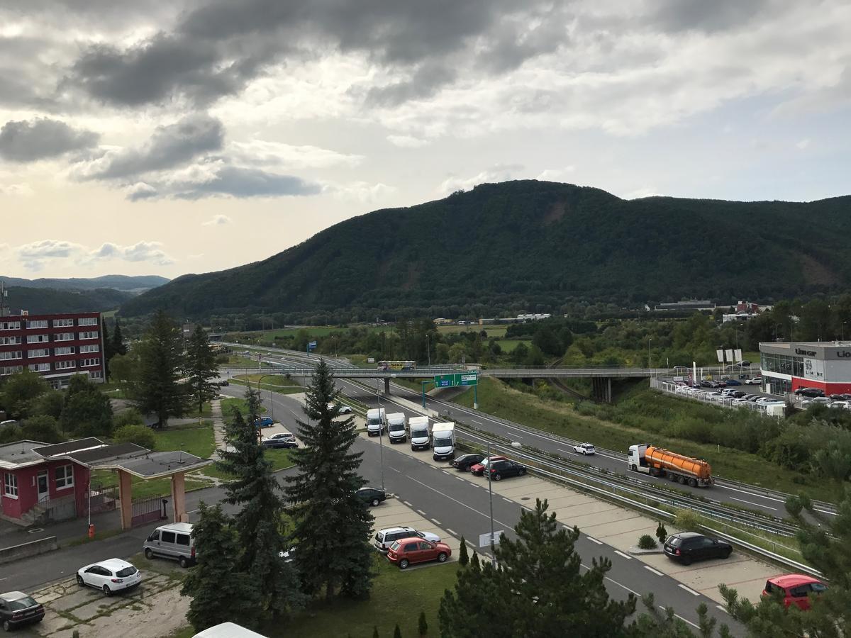 City Hotel B&B, Reception 24 7, 800M Od-From R1, Free Parking Банська Бистриця Екстер'єр фото