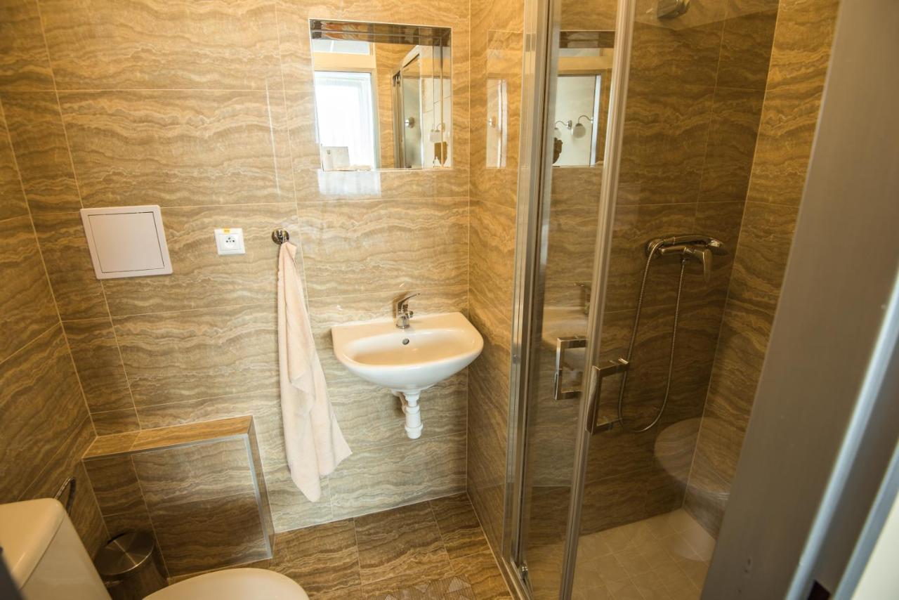 City Hotel B&B, Reception 24 7, 800M Od-From R1, Free Parking Банська Бистриця Екстер'єр фото