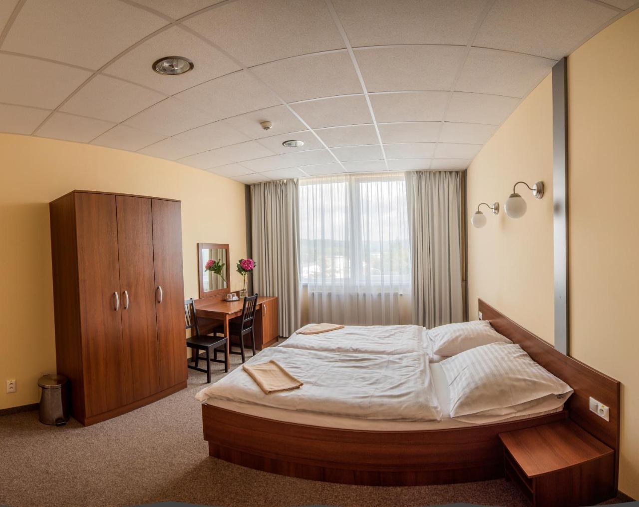 City Hotel B&B, Reception 24 7, 800M Od-From R1, Free Parking Банська Бистриця Екстер'єр фото