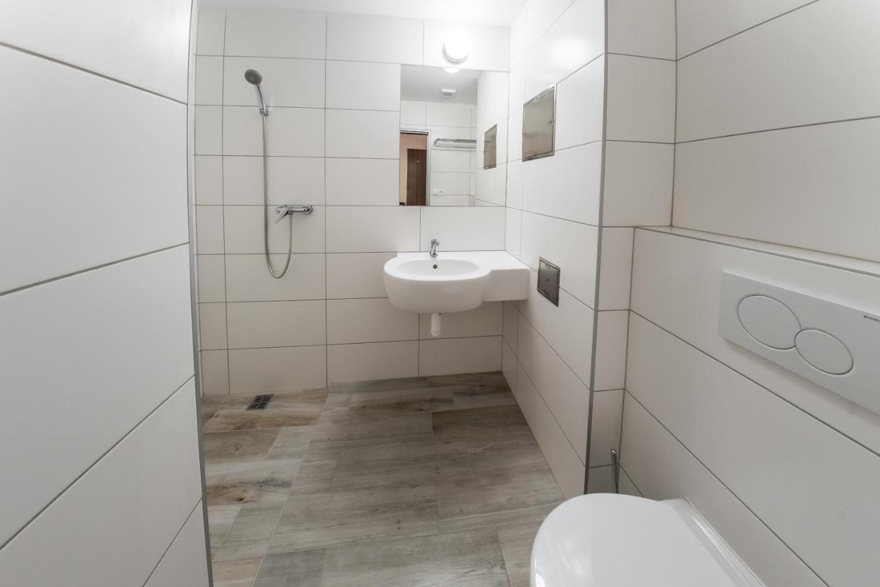 City Hotel B&B, Reception 24 7, 800M Od-From R1, Free Parking Банська Бистриця Екстер'єр фото