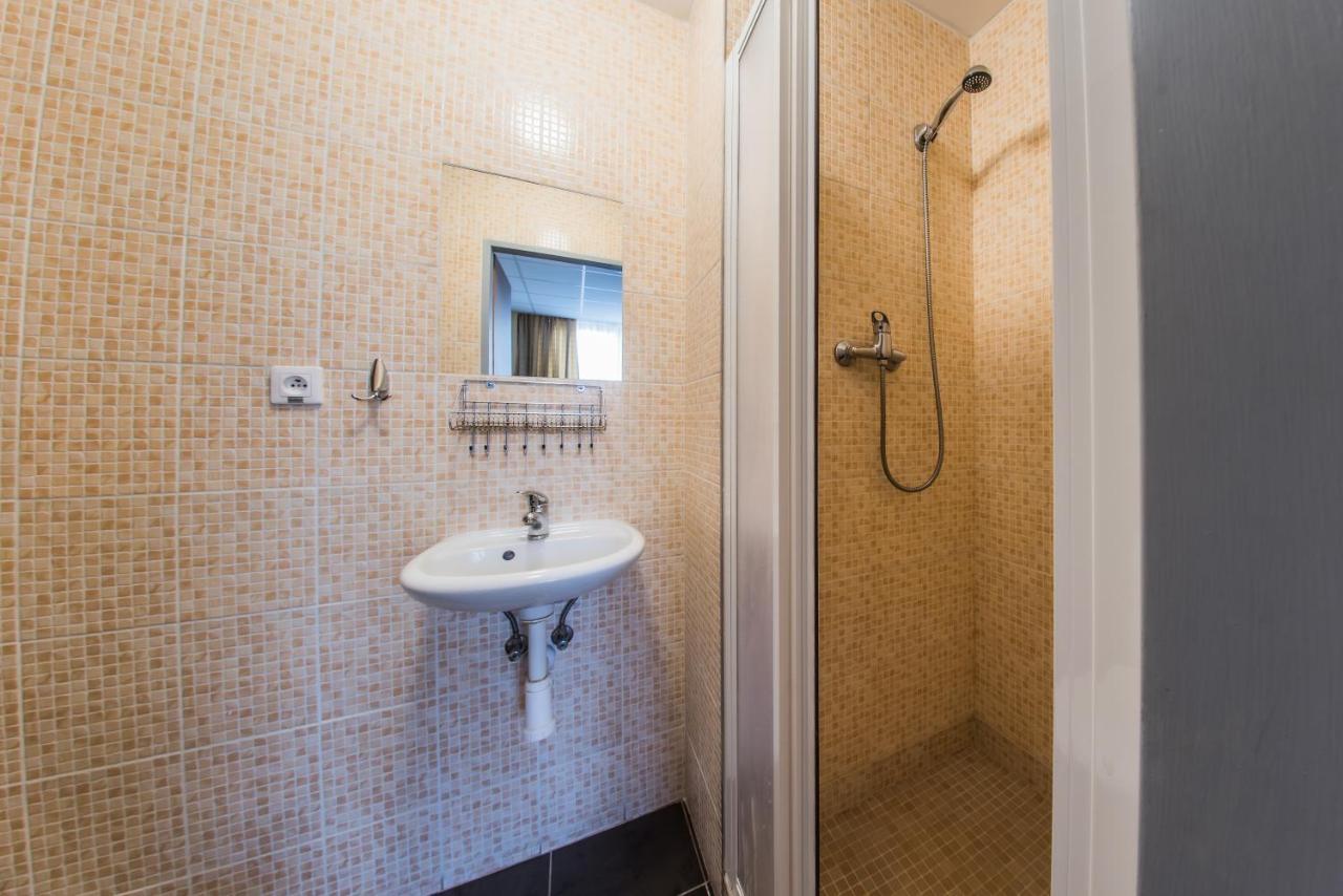 City Hotel B&B, Reception 24 7, 800M Od-From R1, Free Parking Банська Бистриця Екстер'єр фото
