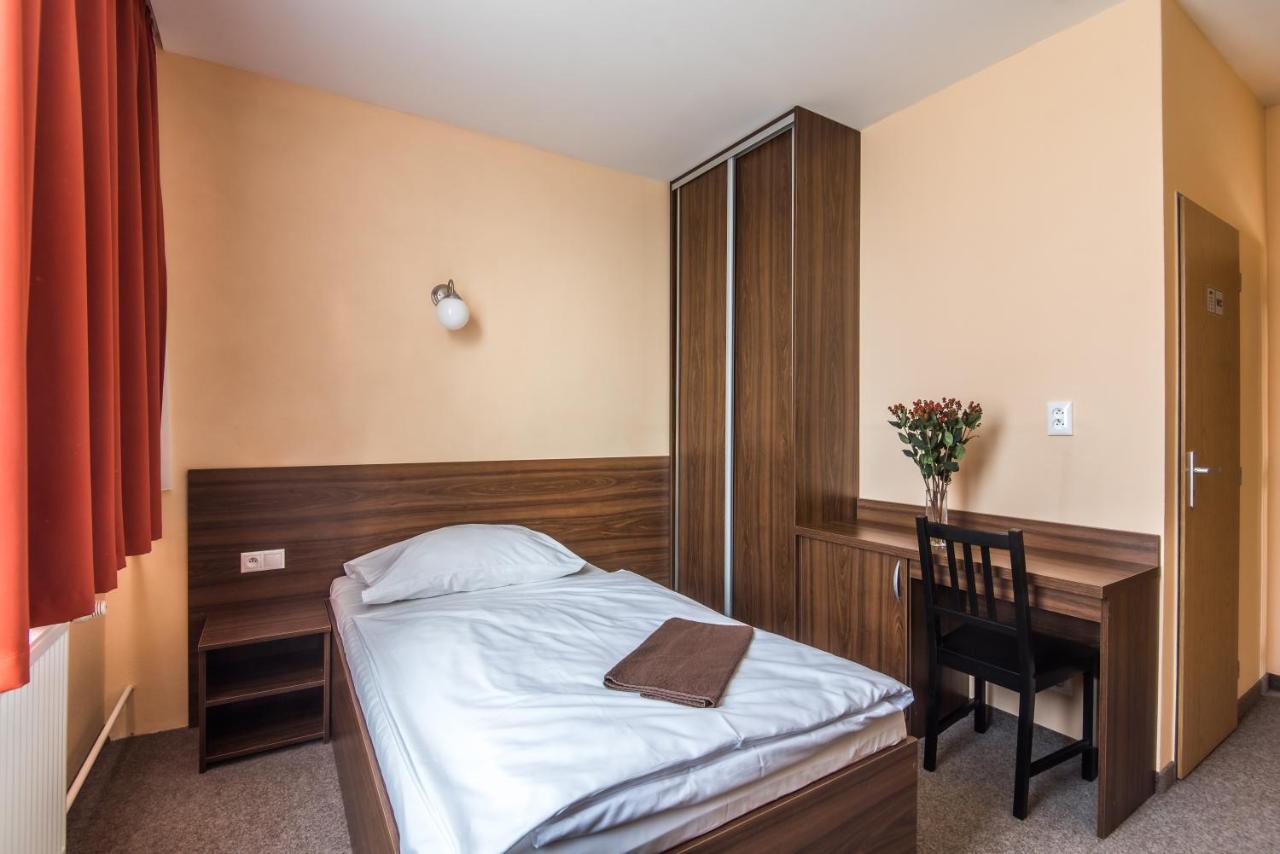 City Hotel B&B, Reception 24 7, 800M Od-From R1, Free Parking Банська Бистриця Екстер'єр фото