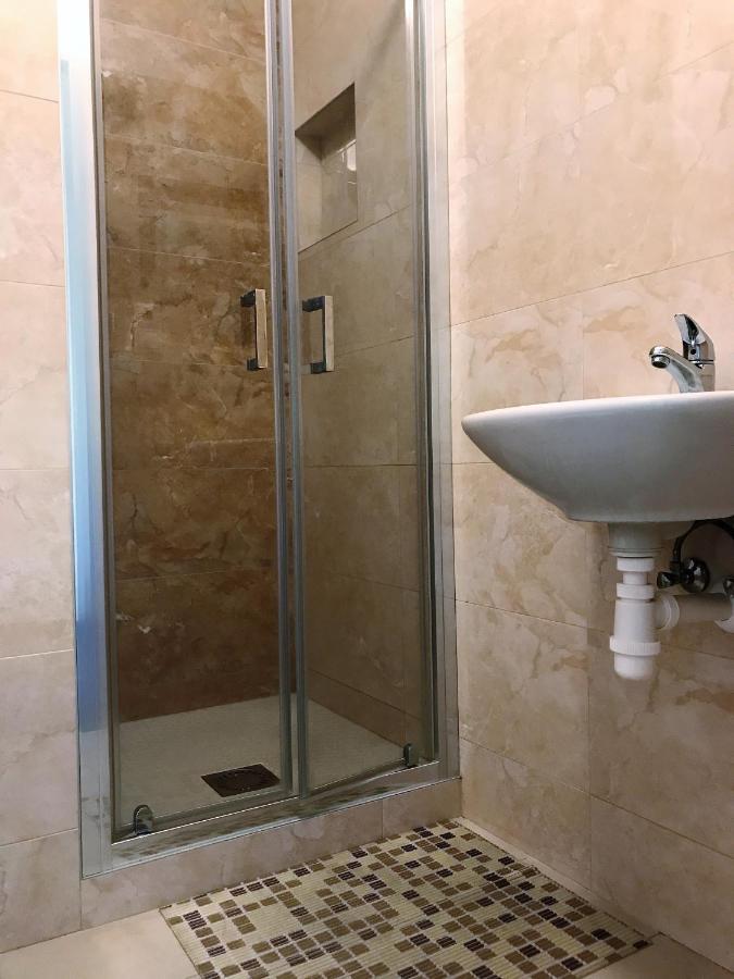 City Hotel B&B, Reception 24 7, 800M Od-From R1, Free Parking Банська Бистриця Екстер'єр фото