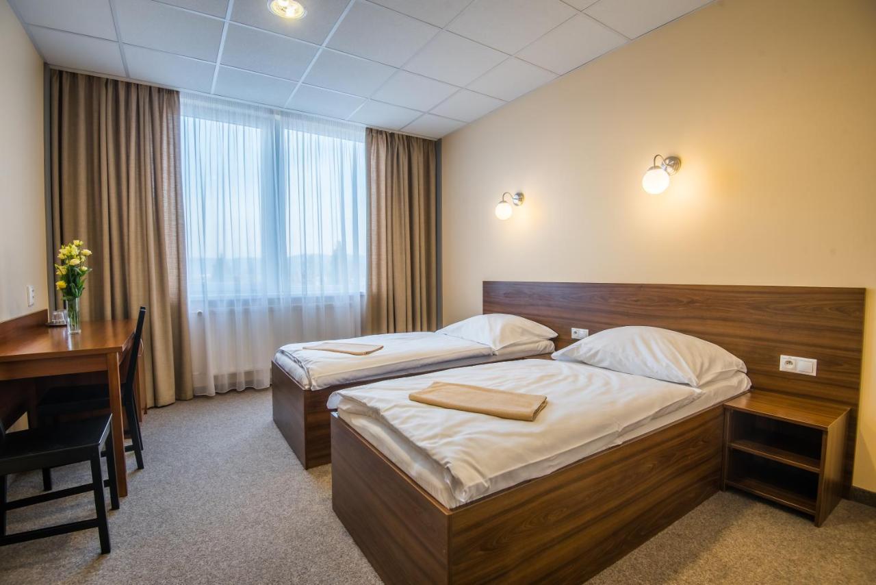 City Hotel B&B, Reception 24 7, 800M Od-From R1, Free Parking Банська Бистриця Екстер'єр фото